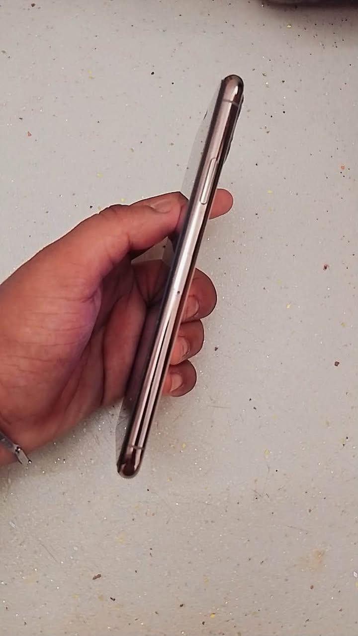 مبايل آيفون 11برو ماكس جهاز نضيف ذاكره 64 بطاريه90 مبايل نضيف مكفول من كولشي ما مبدل منه شي  سعره 375 رقم ***********
