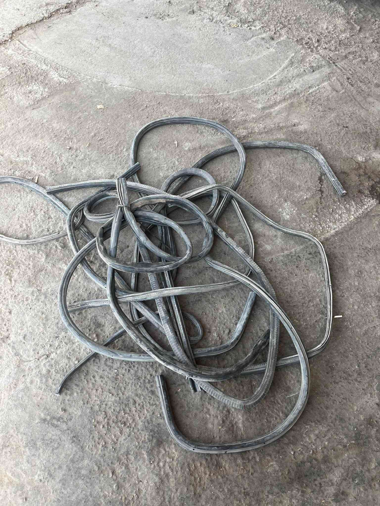 سلام عليكم غراض كولف للبيع كلشي متوفر وشرط اصلي وكلشي بسعره ضفيره كير وتو مكصوصه لاستيك ابواب  جك اصلي ساعه دشبول اصلي لايتات اصليه دبه ماء  مكان فلوجه يوجد توصيل ***********
