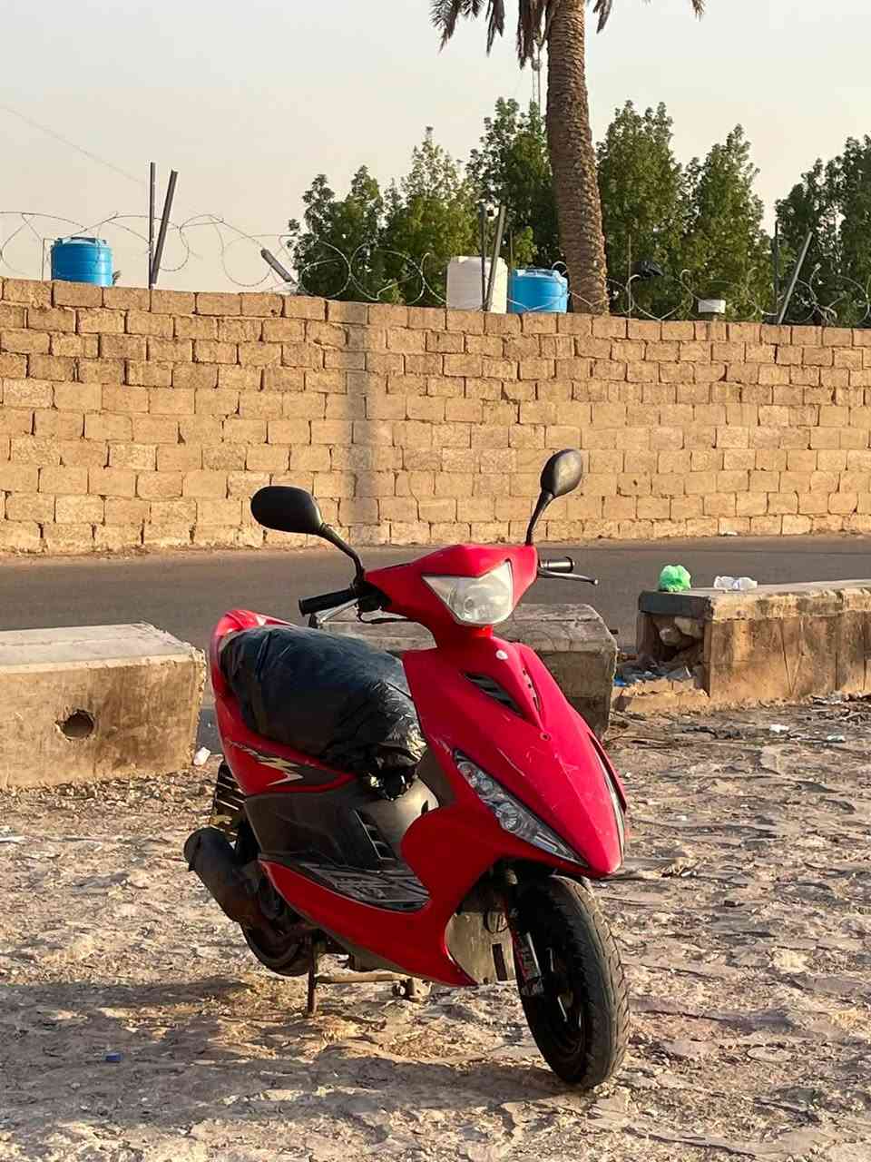 السلام عليكم  دراجه مضلع بلاديه جديده احلا من الصور نقصهه بس قمجي كيلو متر وكابريتر تايوان شادلهه اصلي وماموكفني ابد دراجه تخبل شلعه ومعدل جديده ب650 وبيهه مجال اومراوس بعدله او سكنس مكاني جامع براثا  العطيفيه ***********  المو شراي لا يتعبني وارفعو المنشور بكلمه ياالله فضلاً
