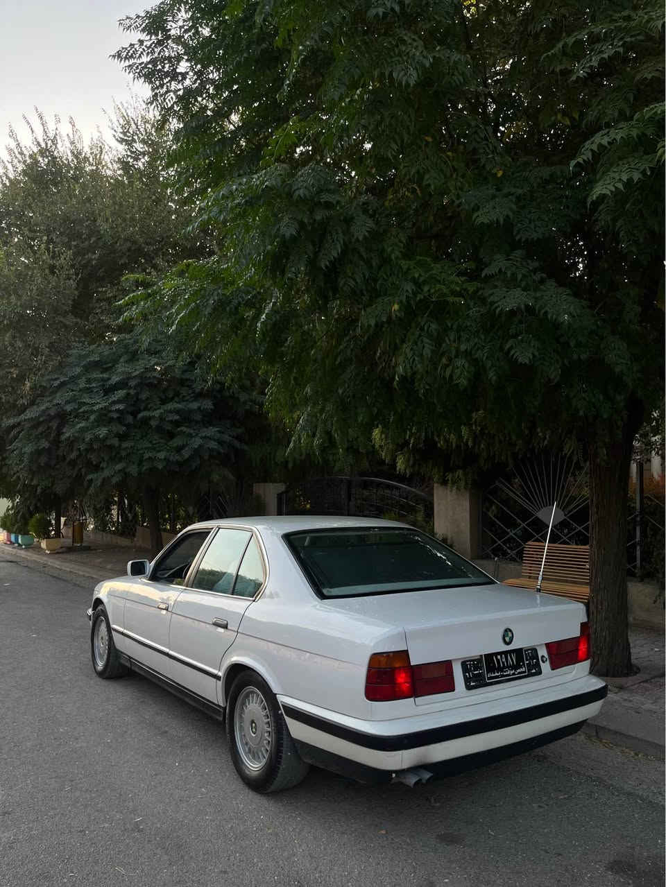 بیئێم مۆدیێل ١٩٩٢
مەکینە 535i
بێسەرەتا ساخ ساخ 
بێ بۆیاخ بێ لێدران 
شتی تازە و لۆک 
گێڕ عادی 
مواسەفات 
چوار جام کارەبا پەردە قفڵ مەرکەزی و ئێڕباگ
چرکەی نیە و تەقەو ڕەقەش بە شەرت 
تەبرید ی سارد و گەرم بە شەرت
ناو نیلی 
*********** السليمانية, العراق
