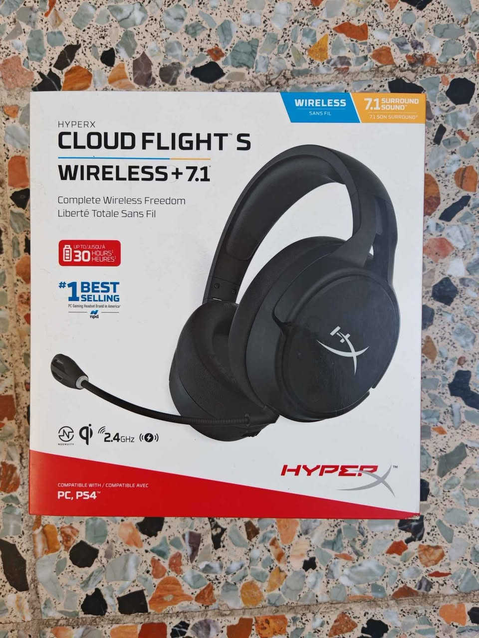 للبيع هايبر اكس كلاود فلايت اس وايرليس مستعمل نظيف جدا (HyperX Cloud Flight S Wireless)

سماعة ألعاب لاسلكية احترافية من هايبر اكس HyperX، بحالة نظيفة جداً واستعمال شخصي قليل البطارية بعدها ميه بالميه 30 ساعه، فقط جلد الرأس الهيدباند واكع منه اثر التنظيف موضح بالصور وتكدر تبدله بالصناعه او اي احد عنده اكسسوارات سماعات.

السماعة تعمل بشكل ممتاز، وجميع الوظائف والأزرار والمايكروفون والاتصال اللاسلكي شغالة، وتأتي مع الكارتون الأصلي وجميع الملحقات.

 أهم المميزات
 اتصال لاسلكي 2.4GHz
اتصال سريع ومستقر بدون تأخير ملحوظ، عن طريق USB Wireless Adapter.

 صوت قوي وواضح
درايفرات بحجم 50mm تعطي صوتاً واضحاً وقوياً للألعاب، الأفلام والموسيقى.

 تقنية Virtual 7.1 Surround Sound
صوت محيطي افتراضي يساعد على تحديد اتجاه الخطوات، الطلقات والأصوات داخل الألعاب.

 عمر البطارية يصل إلى حوالي 30 ساعة حسب مستوى الصوت وطريقة الاستخدام.

 شحن لاسلكي Qi
تدعم الشحن اللاسلكي باستخدام قاعدة شحن متوافقة مع معيار Qi، بالإضافة إلى الشحن عن طريق USB.

 مايكروفون قابل للفصل
مايكروفون Noise-Cancelling قابل للفصل، مع زر لكتم الصوت ومؤشر LED.

 تقنية Mic Monitoring
إمكانية سماع صوتك أثناء التحدث.

 التحكم بصوت اللعبة والمحادثة بشكل منفصل
يمكن تعديل توازن Game / Chat مباشرة من السماعة.

 أزرار تحكم مباشرة على السماعة
التحكم بالصوت، التشغيل، كتم المايك، تشغيل/إيقاف 7.1 وغيرها بدون الحاجة لاستخدام الحاسبة.

 وسادات أذن مريحة مناسبة لجلسات اللعب الطويلة.

 برنامج HyperX NGENUITY
إمكانية تخصيص بعض إعدادات السماعة والأزرار من خلال البرنامج.

 المواصفات الاخرئ
• مدى الاتصال: يصل إلى 20 متر تقريباً
• الاستجابة الترددية: 10Hz – 20kHz
• المقاومة: 32Ω
• الوزن: حوالي 310g
• الوزن مع المايكروفون: حوالي 320g

 المحتويات

 السماعة HyperX Cloud Flight S
 المايكروفون الأصلي القابل للفصل
 USB Wireless Adapter الأصلي
 كيبل الشحن USB
 الكارتون الأصلي
 جميع الملحقات الأصلية الموجودة معها

 الحالة
 نظيفة جداً واستعمال شخصي قليل
 بدون كسر
 الصوت يعمل بشكل ممتاز
 الاتصال اللاسلكي يعمل بشكل ممتاز
 المايكروفون يعمل بشكل ممتاز
 جميع الأزرار والتحكمات تعمل

 الموقع: بغداد، الغدير قرب الربيع سنتر

 السعر: 115،000 دينار عراقي بي مجال بسيط جدا

 المعاينة والتجربة متاحة قبل الشراء.

 يوجد توصيل لبغداد المحافظات

 للمهتمين، مراسلة خاص او على رقم الهاتف 
*********** بغداد, العراق
