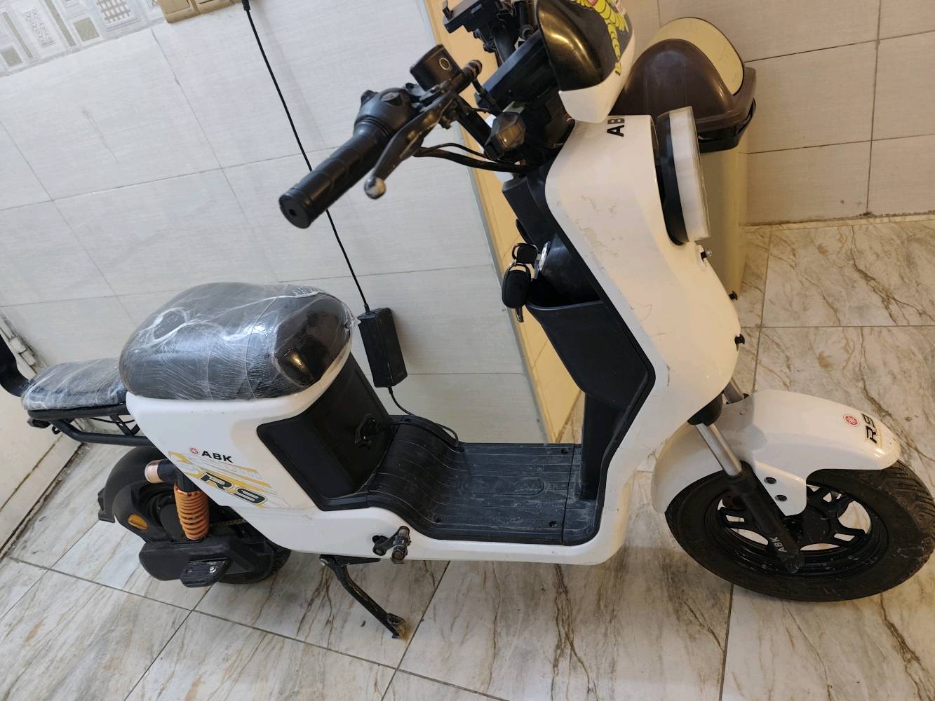 سلام عليكم دراجه شحن R9 للبيع قبل سبوع اخذته وما طالع بيه هواي ابيعه بسعره 400الالف 
***********‬‏