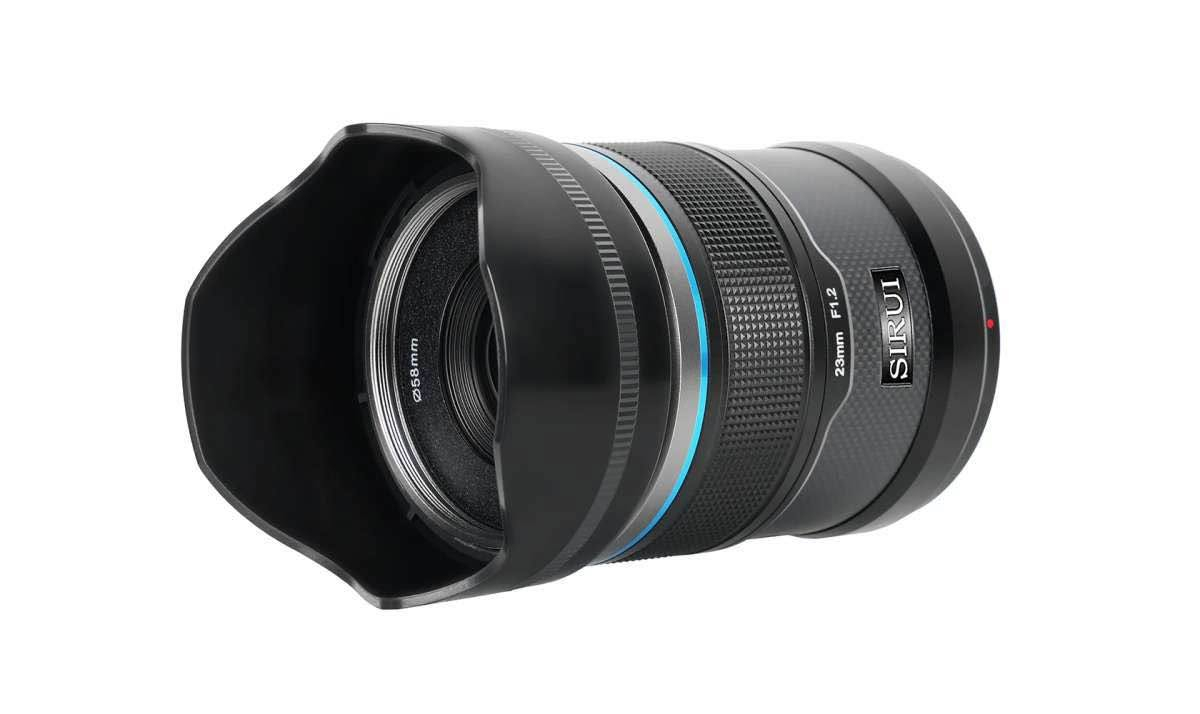 تعد عدسة Sirui Sniper 23mm f/1.2 AF المخصصة لكاميرات APS-C بتركيب Sony E-mount عدسة واسعة وسريعة الاقتصادية. تأتي بفتحة عدسة F/1.2 ممتازة للإضاءة الضعيفة، وبعدل مكافئ يبلغ نحو 35 مم على إطار كامل، مع محرك تركيز تلقائي STM سريع وهادئ يدعم تتبع العين.المواصفات الأساسيةالبعد البؤري: 23 مم (يعادل تقريباً 35 مم)أوسع فتحة عدسة: f/1.2أضيق فتحة عدسة: f/16حجم الحساس: APS-Cتركيب العدسة (Mount): Sony E-mount (متوفرة أيضاً لـ Fuji X و Nikon Z)نظام التركيز: تركيز تلقائي AF مع محرك STMدعم الميزات: تتبع العين Eye AFعدد شفرات فتحة العدسة: 11 شفرة لبوكيه ناعممقاس الفلتر: 58 مممنفذ التحديث: منفذ USB-C على قاعدة العدسة لتحديث البرامج الثابتة (Firmware)الأداء والاستخدامممتازة لتصوير الشوارع، السفر، واللقات اليومية بفضل البعد البؤري المناسب.فتحة العدسة الواسعة f/1.2 تعطي عزلاً قوياً للخلفية وتأثير بوكيه جميل.تصميم خفيف وصغير ومناسب للفيديو والصور مع تحكم جيد في التنفس البصري (Focus Breathing
جديد ***********
السعر 500 بغداد, العراق
