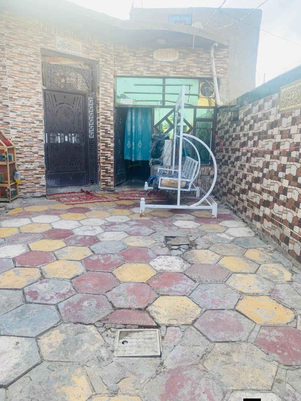 سلام عليكم بيت للبيع بجامع طة مساحت البيت 180م البيت على شارعين يحتوي على غرفتين وصاله وستقبال ومطبخ كامل خدمات كهرباء ماء مجاري وتبليط *********** اكو بعد غرفتين ما مصورهن السعر 58 وبي مجال
