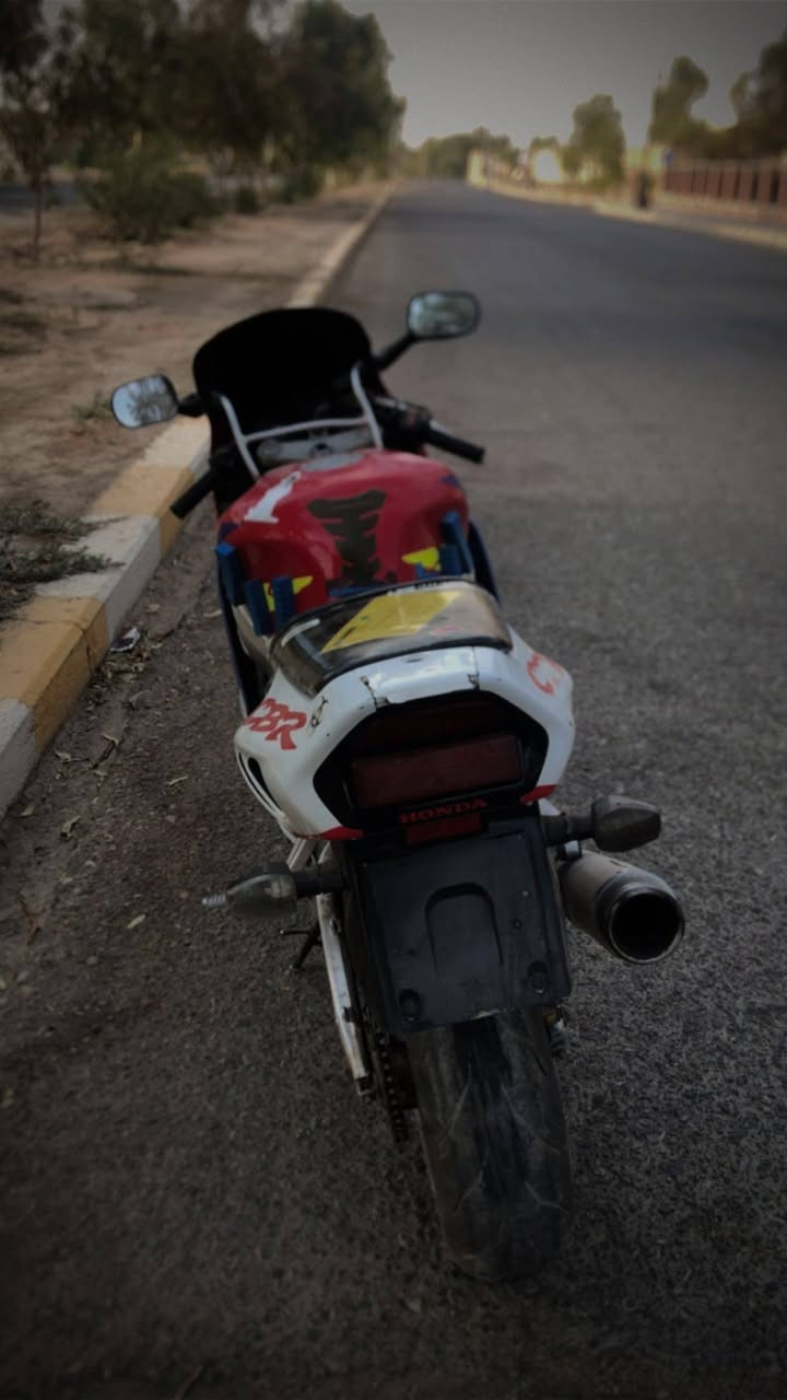 سلام علیکم اخوان عندی cbr 919للبیع کهربائی کلە شغال طایرات جدید مودیل 2001مکانی کرکوک هادە رقمی  *********** واتساب موجود سعر 13بی مجال

