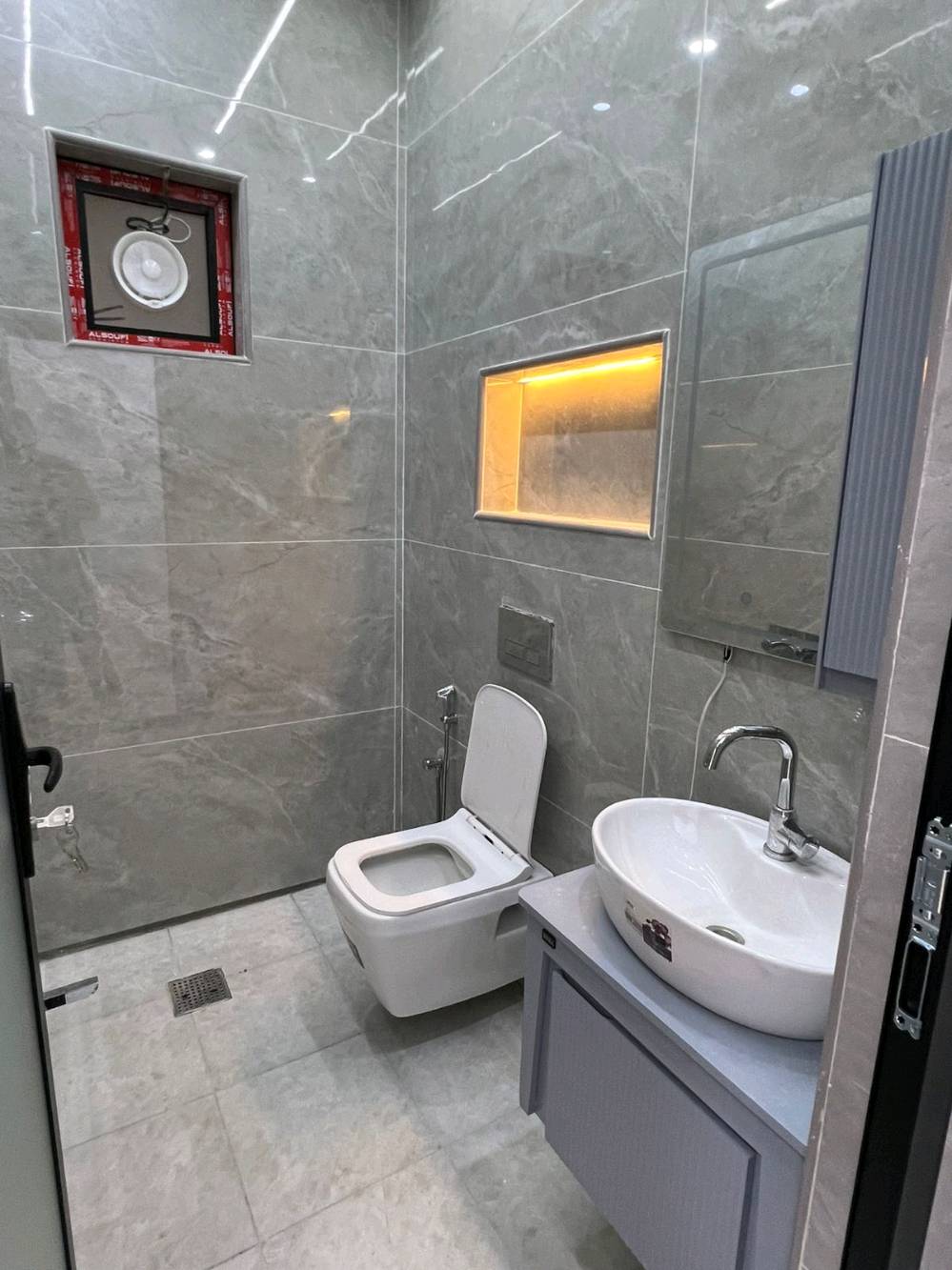 ​إياد عدنان | للعقارات 🏠✨
​دار للبيع – بناء حديث درجة أولى 📍 حي الجهاد / منطقة الضباط (مجاور شقق حي صدام)
​فرصة ممتازة للسكن أو الاستثمار بمواصفات مميزة واستغلال مثالي للمساحة:
​المساحة: 60 متر مربع
​الواجهة: 4.5 متر (ضلع منفصل غير مشترك)
​الغرف: 4 غرف نوم
​الصحيات: 3 حمامات
​المرافق: استقبال واسع + مطبخ متكامل
​📞 للاستفسار والتواصل (اتصال أو واتساب):
***********
​🔔 لا تنسوا متابعة الصفحة ليصلكم كل جديد من العروض العقارية المميزة!