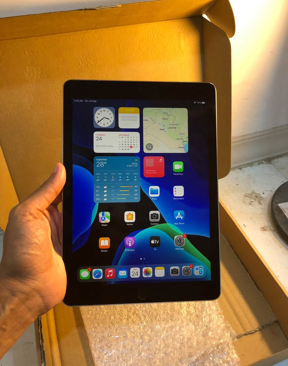 ايباد برو 10
يدعم شريحه sim card
ذاكره 128 . بطاريه 95%
اربع سماعات محيطي . يدعم lidar scanner 
يدعم : apple pencil + magic keyboard  
يشغل : 60fps & Ultra HDR & gyroscope 
تصوير video 4k
وتربروف . نظافه 100%
ملحقات : شاحن أنكر اصلي عين الفهد + سماعات airpods pro type-C
متوفر كميات مفحوص حاسبه
سعر 225 الف مع توصيل
