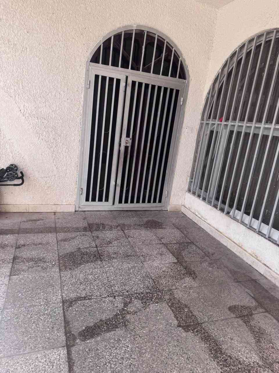بيت بمساحة 420 م2، يتميز بتصميم عصري وحالة إنشائية ممتازة، تم تحديثه بالكامل عام 2023 بتشطيبات مودرن حديثة.

مواصفات البيت:
• كراج يتسع لسيارتين
• حديقة خارجية كبيرة
• حديقة داخلية بتصميم مودرن + شلالات
• صالة استقبال مودرن
• 5غرف نوم مودرن
• 4 حمامات مودرن
• 2 دريس روم مودرن
• مطبخ كبير اسباني
• هول داخلي مودرن

الموقع:
• قريب جداً من جامع فخري شنشل
• عرض الشارع 12 متر مع رصيف

البيت بحالة جيدة جداً وجاهز للسكن، مناسب للعوائل الباحثة عن الراحة والموقع المميز.
للاستفسار التواصل على ***********
سعر المتر بثلاث ملايين الموقع حي الجهادي في حي الاطباء بغداد, العراق
