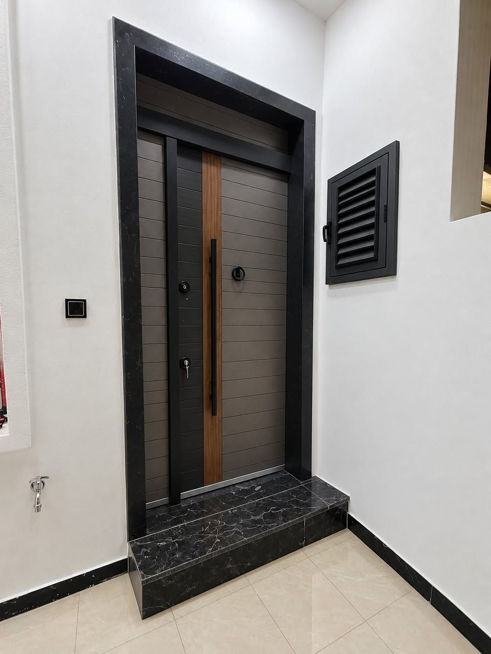 السلام عليًكم 

📍 للبيع — مشتمل جديد زيرو 2026

معروض مشتمل 50 متر 

🏡 بناء جديد — طابو صرف — فارغ غير مسكون 

المساحة والواجهة:
🔹 الواجهة 5 متر
🔹 النزال 10 متر

مكوّنات المشتمل:
• صالة واسعة
• مطبخ
• منور
• صحيات عدد (2)
• غرف نوم عدد (2)
• بيتونة
• سطحين (2)

🚪 باب قاصة
🪟 شبابيك مع بوب ألومنيوم
❄️ تأسيس سبالت
🎥 منظومة كاميرات

الموقع: بغداد – الكرخ  / الاعلام  – حي الري
قرب شارع قطر الندى

للاستفسار:
📞 ***********
   
***********
⸻
