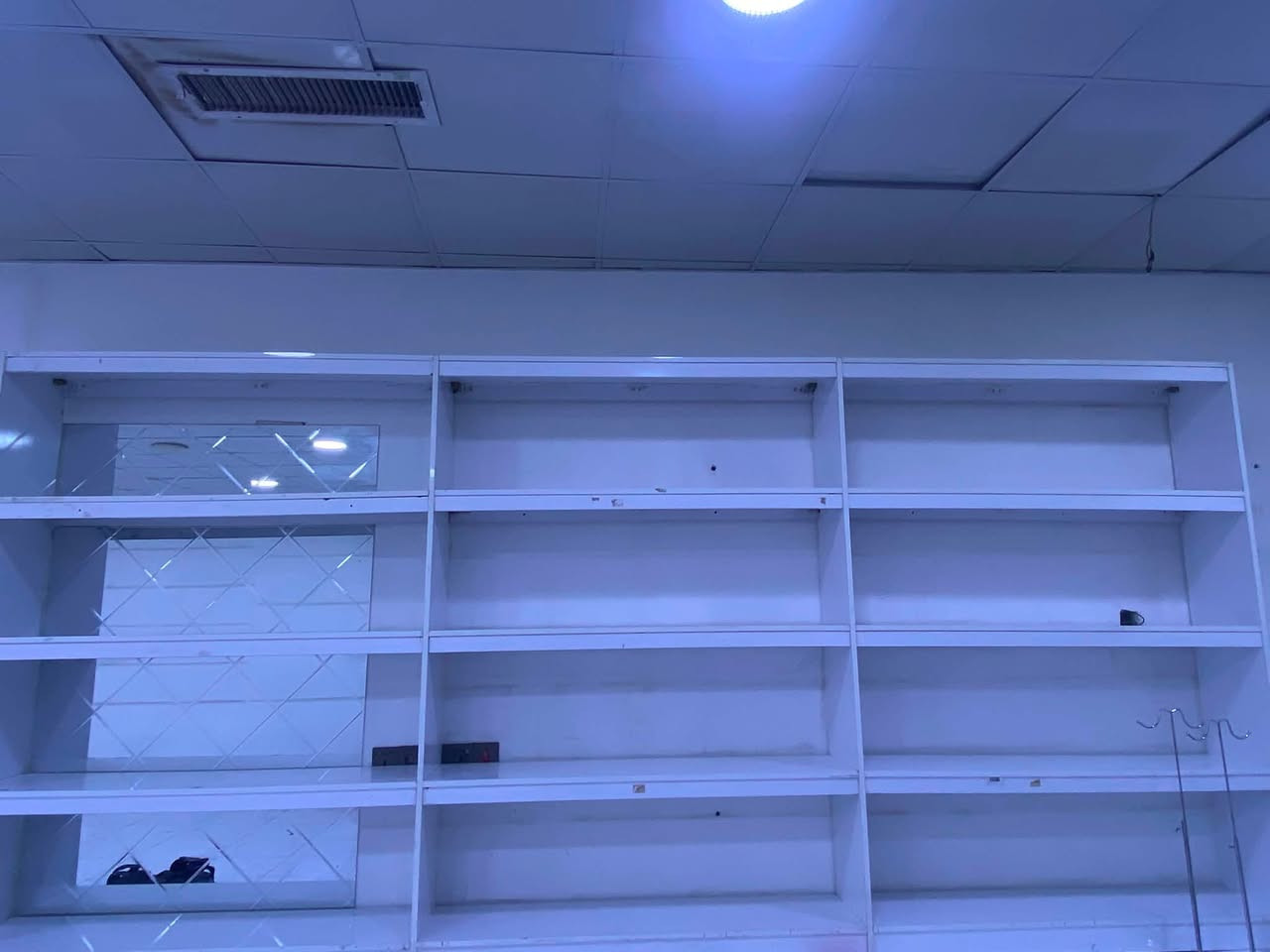 عندي رفوف للبيع نضيف سعر ٢٥ الف بيها مجال عنوان كركوك شارع قدس ***********

