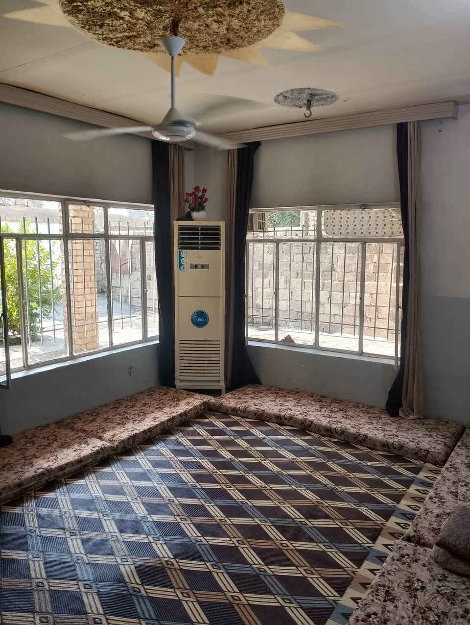 بيت للبيع مساحه مالته 304طابو صرف سند يتكون من هول صاله غرفتين نوم مطبخ ترك ورة البيت هم مشتمل مئجر واجهة 15نزال 20بصف طابو قريب على جامع سعد وقريب عل السوك هم بيت خير من الله بل عافيه عل ياخذهة الاستفسار على رقم واتساب ***********
