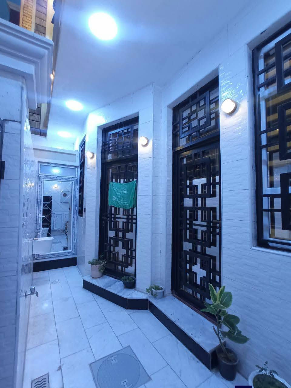 بيت راقي في كربلاء - حي العباس 🏡
**المواصفات:**
- المساحة: 100م
- طابقين | بناء درجة أولى | شغل مرمر
- 4 غرف نوم + استقبال + صالة + مطبخ + صحيات
- ينباع مع الأثاث كامل
- شارع 9 متر تبليط
- طابو زراعي | سند 25 تحويل مباشر من صاحب السند 
- كافة الخدمات متوفرة

**الموقع المميز:**
يبعد 2 كم عن مرقد الامام الحسين عليه السلام
ويبعد 200 متر عن طريق الزوار

**السعر: 220 مليون دينار**

للجادين فقط راسلني خاص 📩
او اتصال: [ *********** ] واتساب

