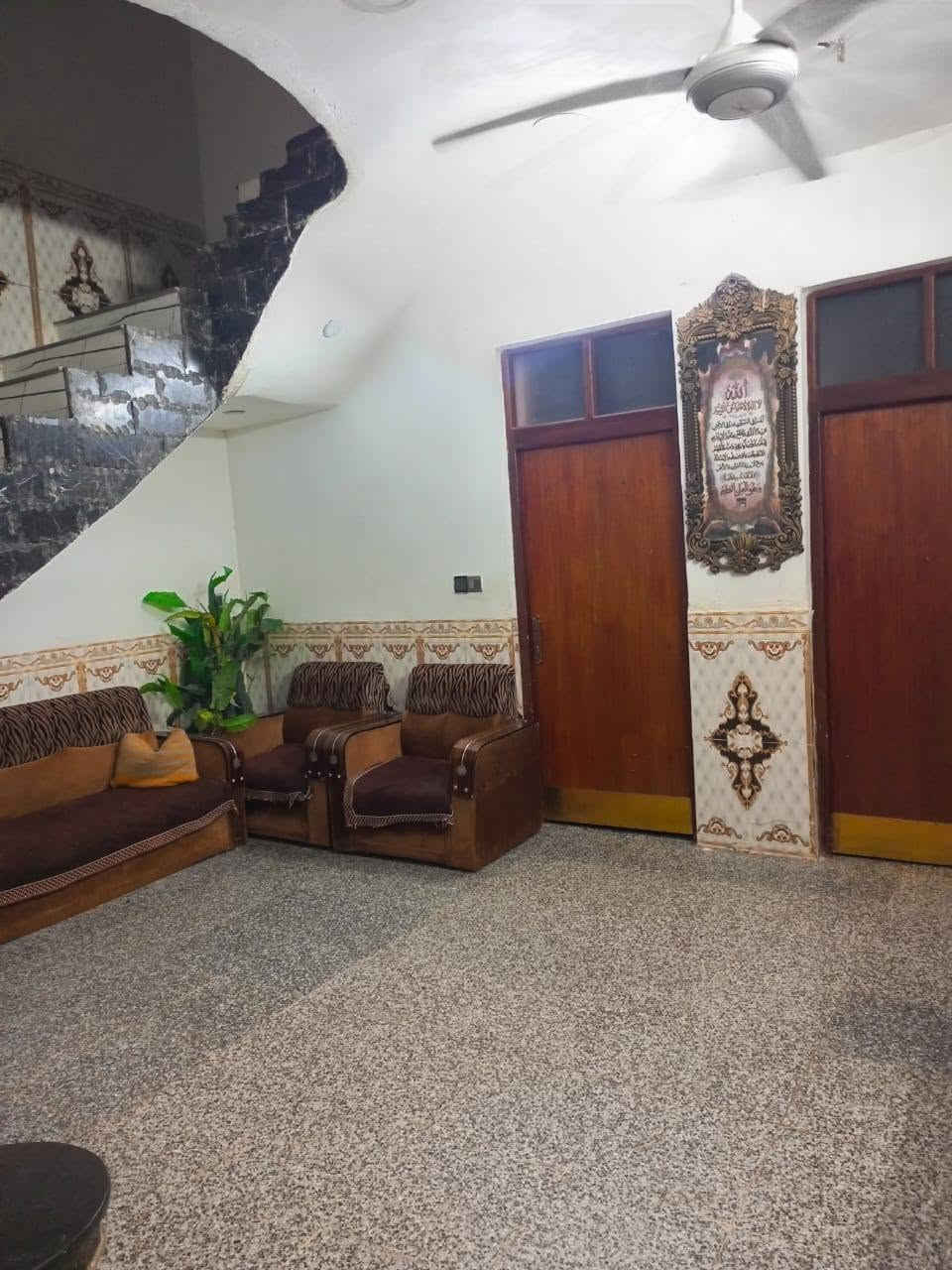 السلام عليكم ورحمة الله وبركاتة بيت طابقين ملك صرف  طابق الاول كامل من كلشي والطابق الثاني هيكل تاجي قرب جسر مثنى مقابيل جامع الامام الحنفي البيت يحتوي علا غرفتين نوم وحولي ومطبخ وصاله وحمام داخليه وتواليت داخليه وتواليت خارجيه  ***********والسعر 180وبي مجال
