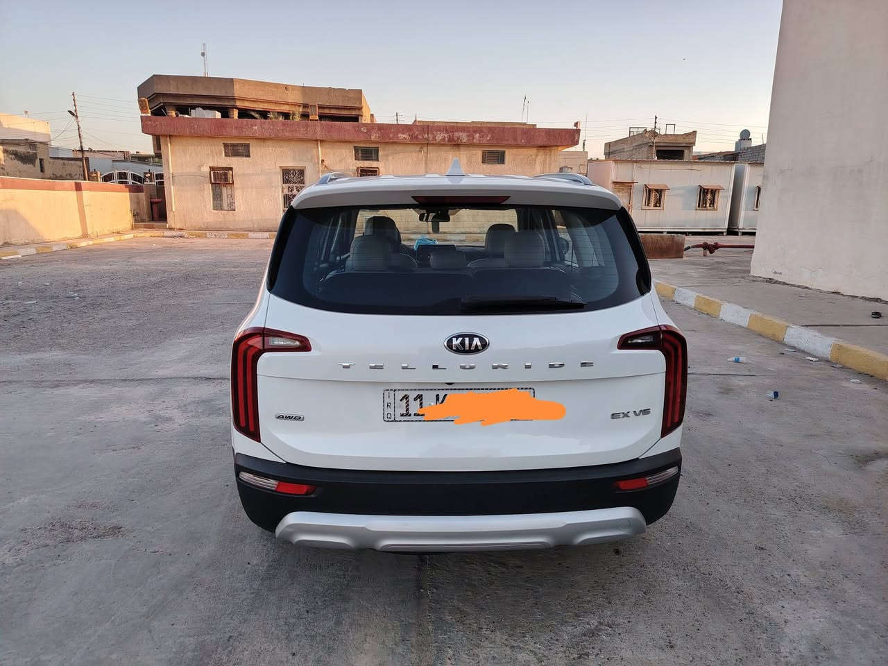 كيا تيلورايد خليجي 2020 EX  بغداد فول مواصفات مكفولة من التبديل والصبغ
أهم المواصفات:

* محرك V6 سعة 3.8 
 * عداد السيارة 160 الف كيلو
* كير أوتوماتيك 8 سرعات
* دفع رباعي
* 8 ركاب
* جلد 
* تبريد وتدفئ للمقاعد الأمامية
* تشغيل ريموت
* شاشة كبيرة مع Apple CarPlay و Android Auto
* شاحن لاسلكي
* كاميرا خلفية 
* ⁠وحساسات امامي خلفي
* تكييف ثلاث قطع
* فتحة سقف
* باب خلفي كهربائي
* كراسي كهرباء مع 
* مثبت سرعة ذكي
* المحافظة على المسار
السعر 235 ورقه
الاتصال ***********
