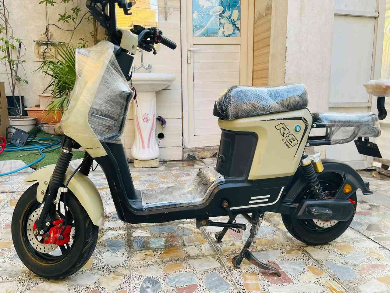 السلام عليكم
للبيع دراجه R8 
2026
5 بطاريات ونلي 32 أمبير 60 فولت 
ملف 2000W حقيقي
نضام P بارك 
نضام R رجوع للخلف 
لايت عالي ناصي 
بريك امامي خلفي دسك
السعر 425 وبيها مجال 
المكان بغداد الجديده 
للاستفسار ***********

