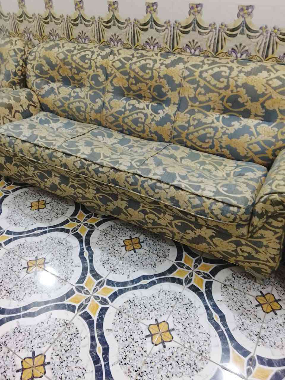 سلام عليكم 
تخم١٠مقاعد للبيع سعر٤٠٠وبيه مجال قليل 
مكان بلديات 
ه ***********
