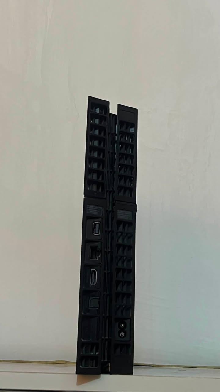 السلام عليكم 
Ps4 fat 500GB
نظيف جدا ما مفتوح ولا داخل صيانه نظافه 99‎%‎
نظام 13.02 تحب تحدث تلعب اون لاين او تنتظر تهكيره ينزل قريبا 
تجي ويا ملحقات كيبل باور + HDMI + كيبل مغناطيسي شحن جوستك + جوستك لون اسود 
متوفر توصيل جميع محافظات العراق فحص امان المندوب 
اذا ريالي اشيلك الستيكرات اذا برشلوني ابقيهن 😂
السعر 220 الف وبي مجال 
***********

