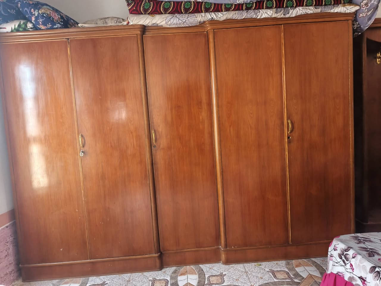 غرفة نوم للبيع السعر 550 وبيها مجال 
العنوان كوفة (براكية) شارع سيد حبيب
*********** بي واتساب
***********
