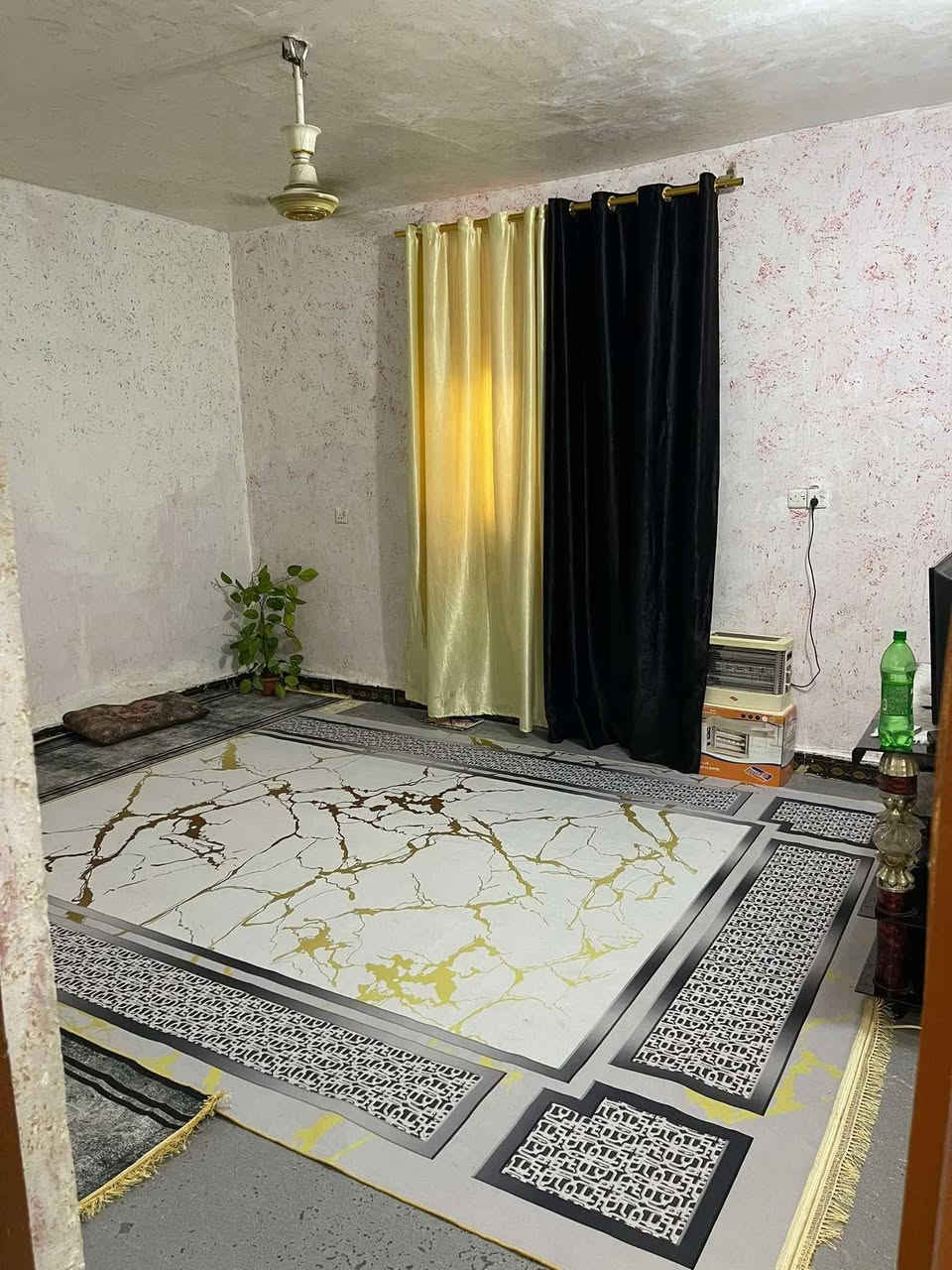 سلام عليكم بيت 185متر استقبال غرف نوم 2وصاله ومطبخ وحمام 2 مناور 2 ترك على طول الغرف حوش كبير المنطقة مكصوصه خالين سبيس باقي تبليط هاي الايام مجاري ماي كهرباء كامل المنطقة سكلات شارع 11اول فرع سعر80 بي مجال ***********واتساب البيت بي مجر حالين
