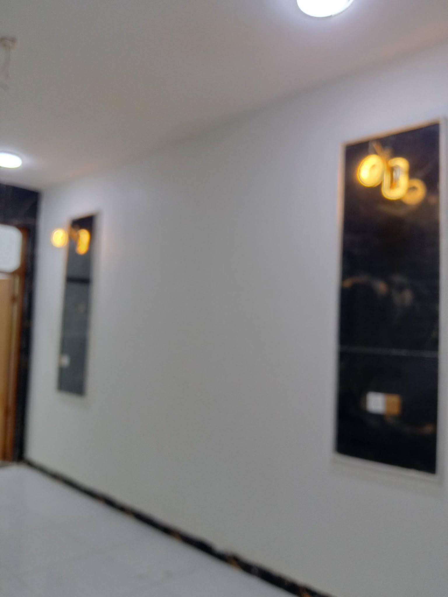 للبيع مشتمل حي ميسان الشريط بناء جديد مساحه١٠٠متر طابق ونص درجه اولى على ساحه السعر ١٦٠ شريط شارع الجامع للاتصال مكتب الكلابي للعقارات حي ميسان شارع الكيات قرب البريد مقابل افران صمون غيث *********** عندك عقار للبيع اوشراء اتصل بنا
