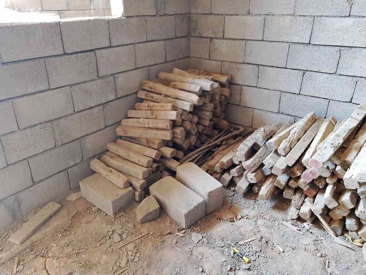خشب للبيع
عصايب الطول ((متر +75+50))
 
جسور متر ونص+لوح مشكل قصير +10فخخ+10دراسك طول33
ومعانو خشب ناعم 
العنوان رجم حديد قرب جامع الكوثر السعر 400 وبينو مجال.
رقم الهاتف،.  ***********
