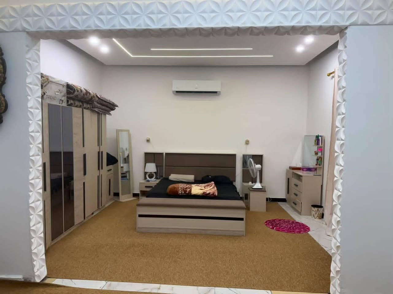 بيت للبيع طابو اسهم مساحه ٣٠٠م  طريق السفينه شارع جامعه الامام جعفر الصادق بضهر الكراج الجامعه بناء صاله ٥ سنوات طابق واحد صاله كبيره ٣ غرف ديوانيه ومطبخ  وصحيات ثنين وطارمه ومنور داير البيت كله بيع مع الاثاث سبالت جديده غرف اخشاب عدد ٣ جديد السعر وباقي تفاصيل ع خاص وتساب ***********
