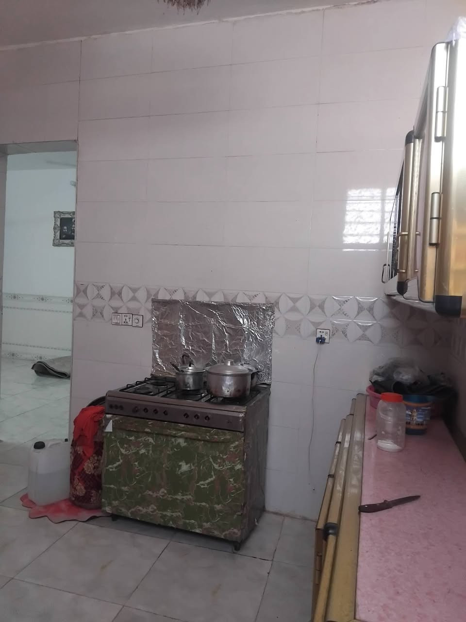 دار للبيع مساحه ٢٠٠ ٢ غرف صاله مطبخ حمامت خارج وداخل محل غذائيه الي  يريد يجي يشوفها يتصل على الرقم ***********
