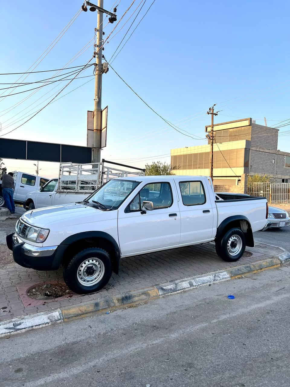 بەناوی خودا
پیکاب نیسان ( ٢٠٠٢ ) یابانی 

_ دەبڵ ئەکسل بیلاد مەکینە بەخە
300KM 

_ بێ دەعم و زەربە پێش و پشتی کەپسە بەشەرت 
بۆیاخی پەمپی تیانییە تەنها چەن جێگەیەک کارتی هەیە لەسەر هەڵدان کارت کراوە بێ چەکوش و مەعجون

_گێرو مەکینە و دەبڵ گێڕ ئەکسل دەبڵ ئەکسل بەشەرت 
تەقەو رەقە نیە زۆر نەرم و بە هەلمەتە سەیارەیەکی زۆر تازەیە لایت و عەتەر و دەعامیەکانی بیلادی شەریکەیە 

_سەنەوی بەسەر چوە تەحویل و خەرامە وەکالە بە شەرت 
گۆرینەوە ناکەم تەنها دەیفرۆشم ..

لەهەڵەبجەی شەهیدم 

***********
ڤایبەر و وەتس ئاپ لەسەرە
