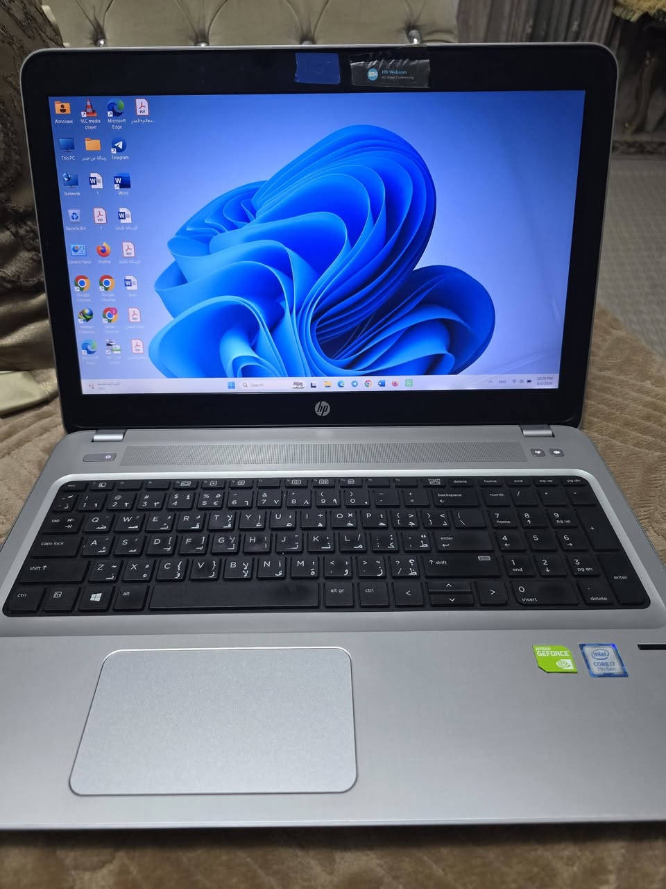 السلام عليكم ،لابتوب hp للبيع بمواصفات
١. كور اي سفن الجيل السابع .

٢. الهارد واحد تيرا ssd 

3.الرام ١٦ كيكا

٤. كارت شاشة منفصل بحجم ٢ كيكا ،نوعيته في الصورة المدمجة .

٥. فيها ديفيدي يعمل .

٦. حالة البطارية تدوم ساعتين او اكثر تقريبا ،

٧. الابتوب نظيفة فقط فيها بالشاشة ظل بخط لا يؤثر سادرج صورته بالصورة المدرجة . 

السعر ٤٢٥ الف ،

المكان كربلاء ولا يوجد خدمة توصيل 

رقم الموبايل : ***********
