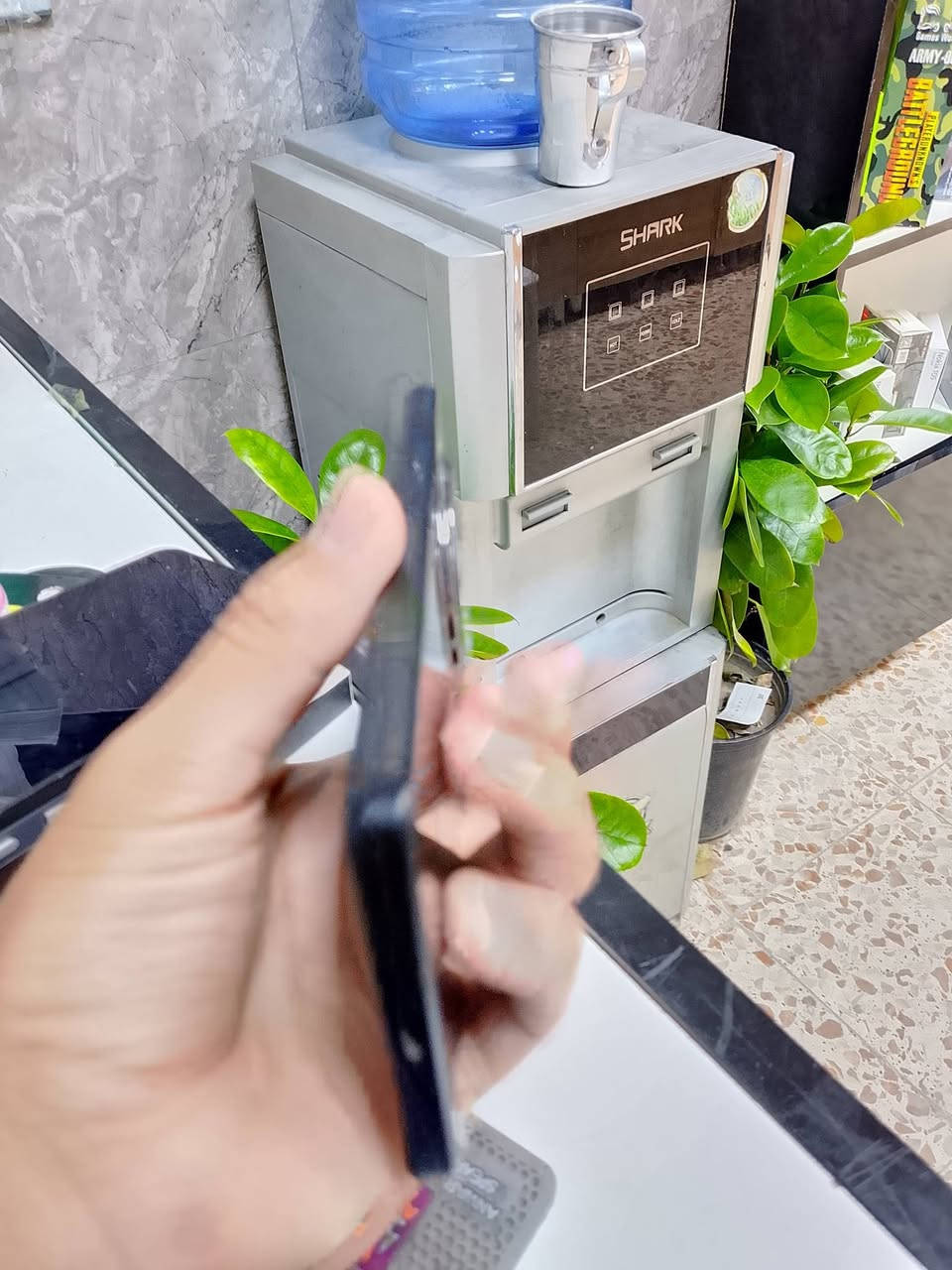 السلام عليكم ريدمي A3 ذاكرة 128الجهاز مكفول من كلشي زلغ مابي السعر 120الف العنوان بغداد العبيدي الرئاسة شارع 20 للاتصال ***********
