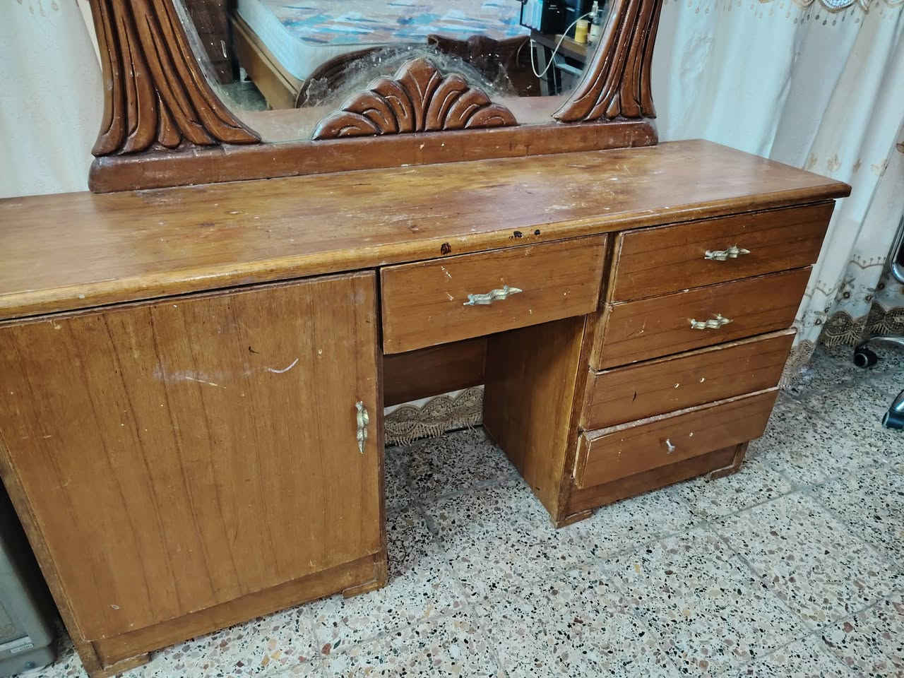 اخشاب غرفة نوم صاج
قنصور 6 ابواب، ملحق داخلي. احد الابواب متضرر بحجم برتقالة
كومدينة تلفزيون. 
كومداين جانب السرير عدد2
زاوية
سرير
ميز تواليت

الموقع: حي السكر
السعر: 300 قفل
واتساب: ***********
