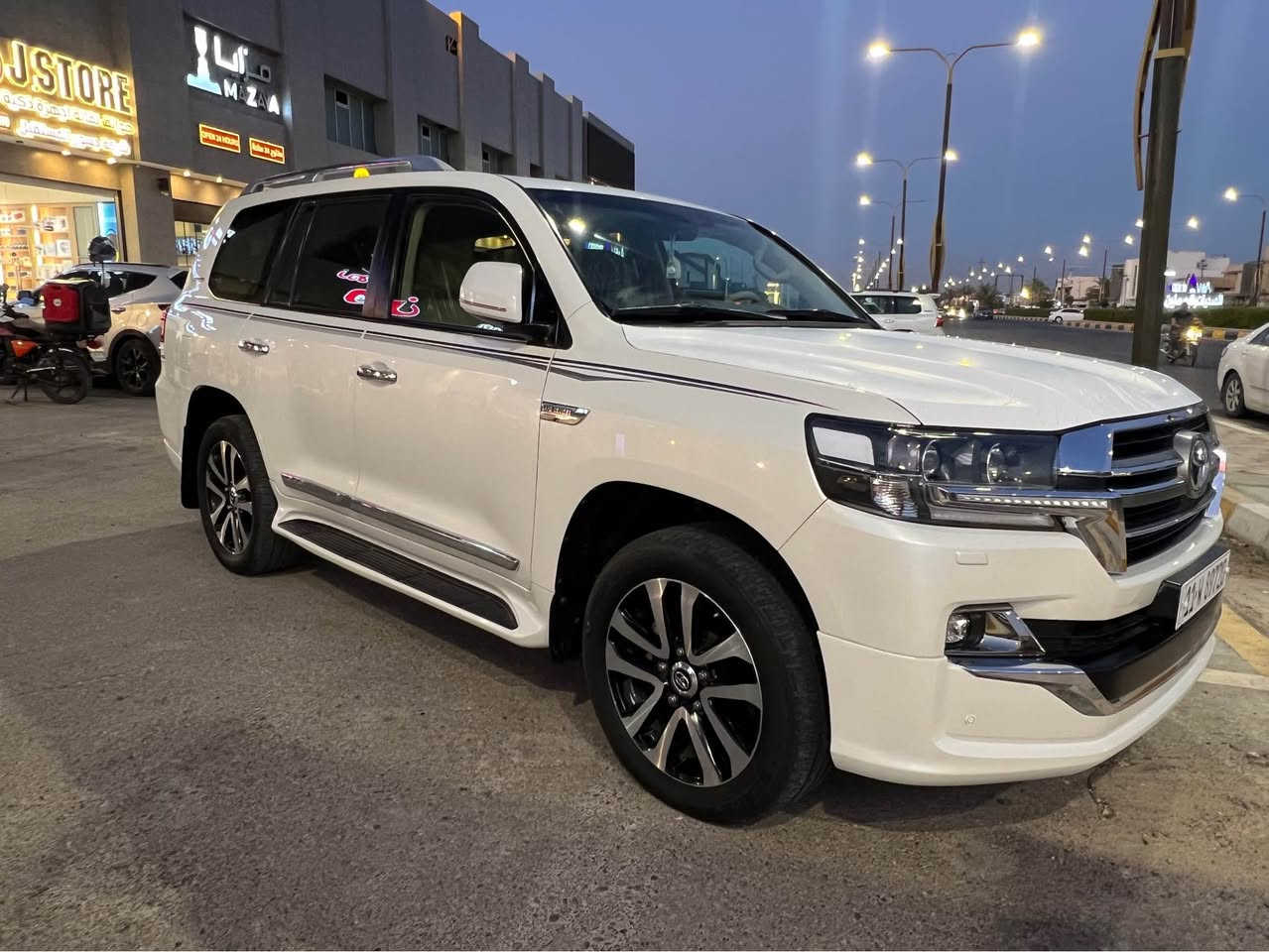 لاندكروز .SAS  موديل.2019 رقم بغداد
المواصفات
.الفئة GXR
.حجم المحرك V6
.شاشه كبيره ام الدعاء
.5 بصمات
.جنطه كهرباء 
.حساسات امامي وخلفي 
. داخل جلد 
.كشنات كهرباء 
.ثلاجه 
.شاشات عدد 3
.فتحه سقف 
.تحكمات استيرن 
.مانع انزلاق 
.نضام نزول المنحدرات 
.نضام اقتصاد البانزين .ECONOMY 
.نضام صوت 
               mark   Levinson
.مري كهرباء شفط + نضام الترحيب + اشاير بلمري
.مثبت سرعه 
. زراكات
.ثلاث قطع تبريد
.تحكمات ستيرن بلتوس اوكس
 .اضائه لد رئيسيه مع كشافات ضبابيه
(لحيه أمامية وخلفية) مع فتحة سقف كهربائية وسكك سقف (روف ريل).
 .ماشية 55 الف قابل لزياده
.مكفولة كفالة عامه من الشخط ولرصعه ولبارد
.#السعر 51 الف دولار (510 ورقه )
. سنوية بأسمي تحويل مباشر
للاستفسار
***********
*********** Singapore
