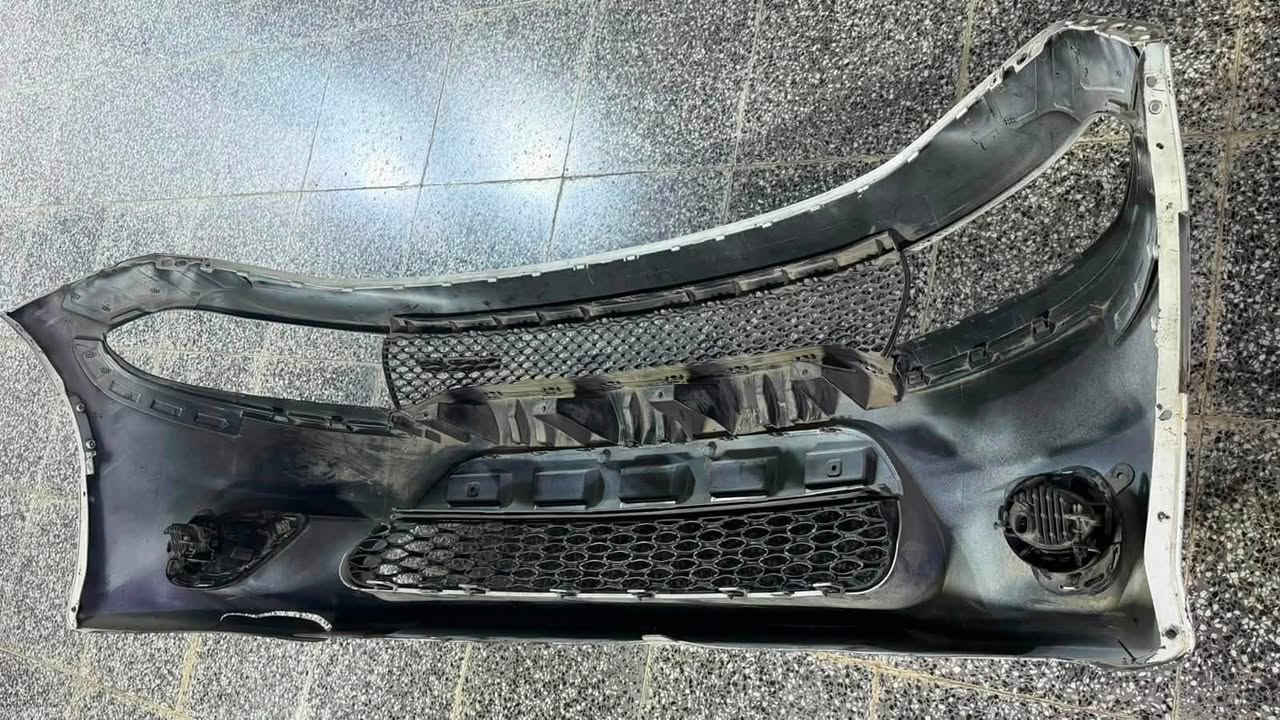 السلام عليكم شباب دعامية جارجر كاملة ( اصلية ) 📍هية و الكشافات بيها ضرر بسيط كما موضح بل صورة 
ب 250 الف مكانها بغداد جديدة ***********
