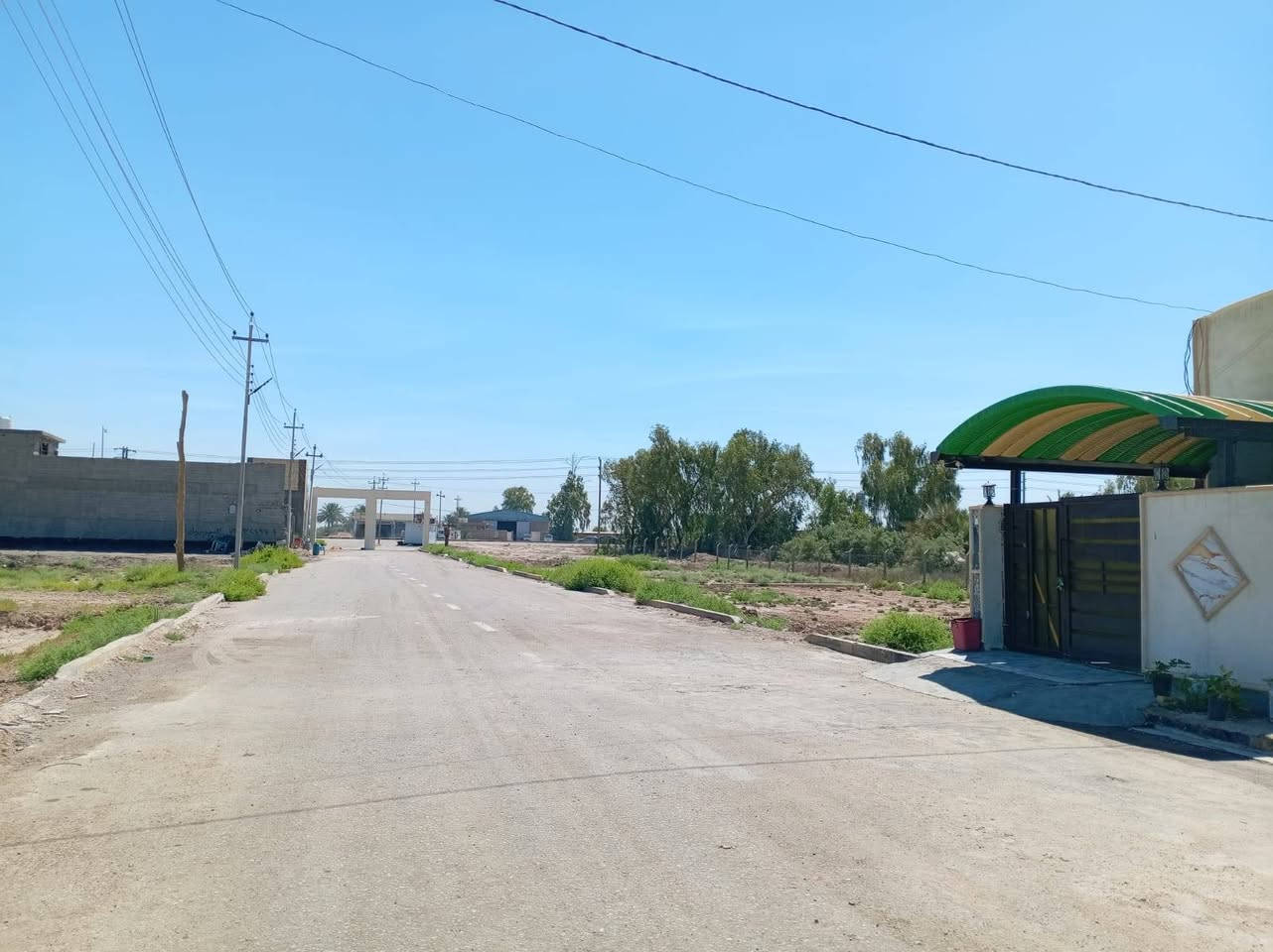 السلام عليكم قطعه أرض ١٠٠ متر طابوزراعي سند ٢٥ بين لحصوه والمشروع عله شارع عام ٠٠ماء كهرباء٠٠تبليط سعر ١٢  ***********
