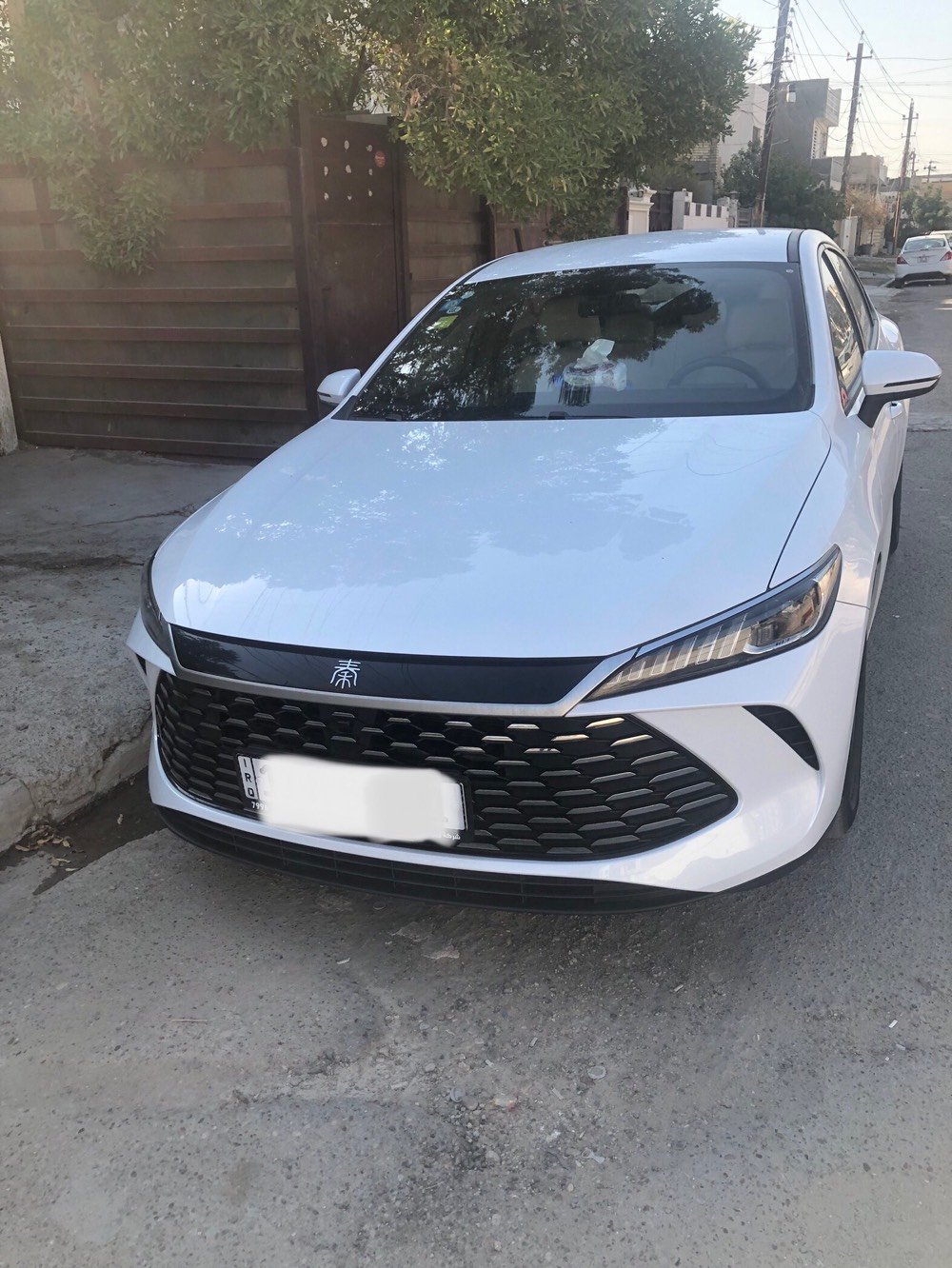 السلام عليكم 
للبيع BYD كن بلاص 2025
داخل أبيض مكفولة كفالة عامة 
زيرو بعدها بحالة الوكالة 
رقم بغداد وبأسمي 
أرضية جلد وباقي المواصفات المعروفة 
ماشية 2000 وقابل للزيادة 
مكاني بغداد الكرخ 
السعر /21مليون وبيها مجال 
هــ ***********