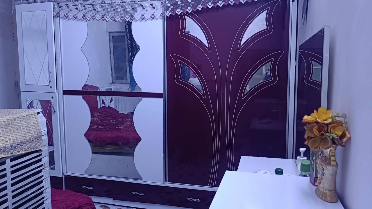 غرفه بس بيها ضرار بلسجج مالتهه ميز ابو جرارات وميز ابو مرايه عوزهن سجج لباقي مابيها شي سعرها 250وبيها مجال وياها صوميه عراقيه
