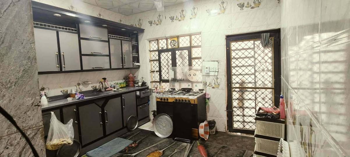 السلام عليكم بيع مستعجل دار للبيع يحتوي على استقبال+صاله+غرفه نوم+ صحيات+حمام خارجي
عگاده وليس صب 
المساحه 109م
قرار 25
العنوان كربلاء گنطره السلام شارع المدرسي قرب المصري
السعر 73
للاستفسار
*********** اتصال+ واتساب
