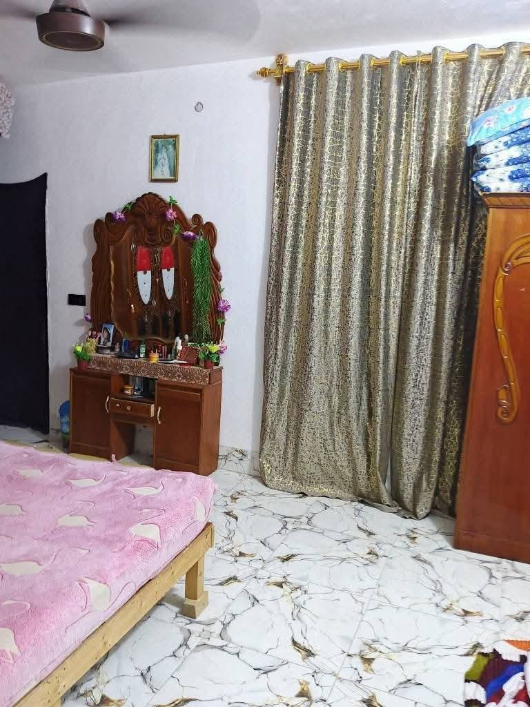 السلام عليكم بيت للبيع مساحه 120 غرفه نوم 5 باربعه مطبخ 5 باربعه نظيف 5 باربعه اول سته طابقا سعر 45 بمجال رقم *********** زراعي حي خضير
