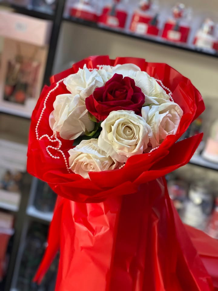 مكتبة احمد شعنون 
🌸💐 بوكيهات ورد أنيقة لكل مناسبة 💐🌸
خلي هديتك تحچي عن مشاعرك بأجمل طريقة ❤️
بوكيهات ورد بتنسيقات راقية ومميزة، مناسبة لـ:
🎁 أعياد الميلاد
💍 المناسبات الخاصة
❤️ التعبير عن الحب
🌷 الزيارات والهدايا

اختار البوكيه اللي يعجبك وخلي لحظتك أجمل 🌸✨

📍 مكتبة أحمد شعنون
📞 ***********
🚚 متوفر توصيل

#مكتبة_أحمد_شعنون #بوكيهات_ورد #ورد #هدايا #هدايا_مميزة #هدايا_ديالى #الخالص #تنسيقات_ورد #هدايا_حب #هدايا_مناسبات
