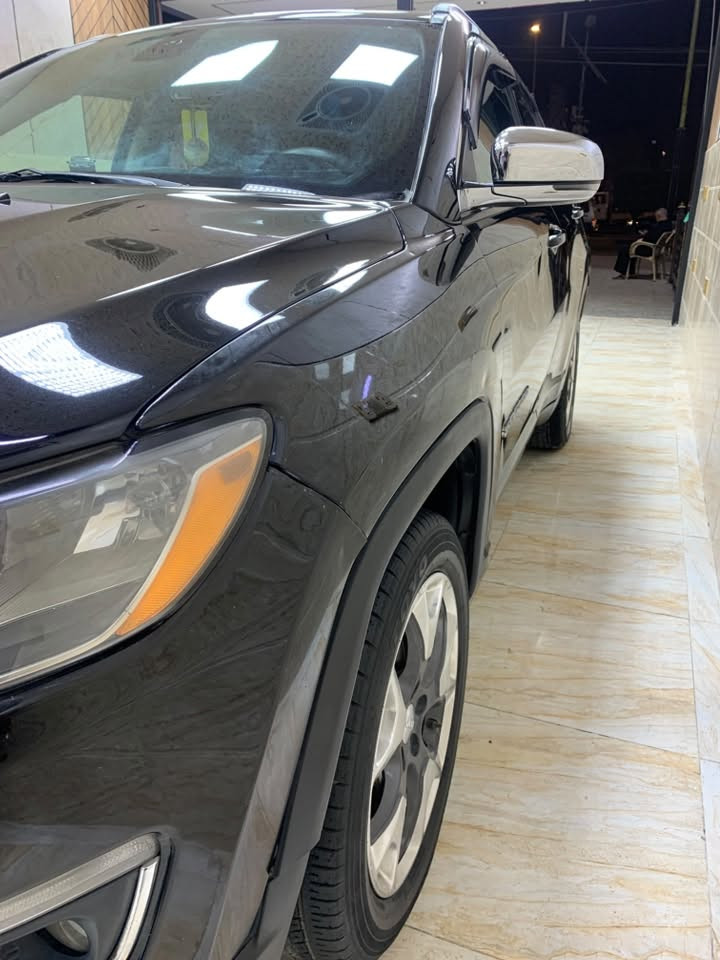 للبيع أو للمراوس: جيب كومباس Limited موديل 2018 (فول مواصفات)

الموديل: جيب كومباس (Jeep Compass - Limited)

سنة الصنع: 2018

المحرك: 2.4L MultiAir (4 سلندر)

المسافة المقطوعة: 88,000 كم

منظومة الدفع: دفع رباعي 4x4 (مع أنماط قيادة مختلفة للأنواء والتضاريس)

اللون الخارجي: أسود ملكي

اللون الداخلي: أسود (كوشن جلد مع أغطية حماية إضافية)

التقنيات والمواصفات: شاشة كبيرة يدعم نظام أبل كار بلاي (Apple CarPlay)، تشغيل بصمة، كاميرا، حواضن وسكك جانبية، ويل كب أصلية، ومواصفات الفئة الأعلى (Limited).

الرقم والسنوية: بغداد (رقم ألماني) مجمركة وجاهزة والتحويل بشرط.

الحادث/البودي: حادث أمريكي بسيط (موضح بالصور مع وجود الحادث الأمريكي للاطلاع والشفافية).

السعر المطلوب: 130 ورقة قابل للتفاوض البسيط للجادين.
(مجال للبيع كاش أو المراوس بسيارة أخرى مع دفع أو أخذ الفرق)

الموقع: بغداد - حي الأمين
***********

نص مكتوب في الصور:
- $135,000
- جيب
- كومباس 2018
- بغداد - 19-09-2026
- 0
- اوتماتيكيه
- 4 سلندر
- محرك 2.4
- 80,000 كم
- المواصفات أمريكية
- بنزين
- إنشاء
- السنة
- 2018
- الدفع للنشر
- تعديل
