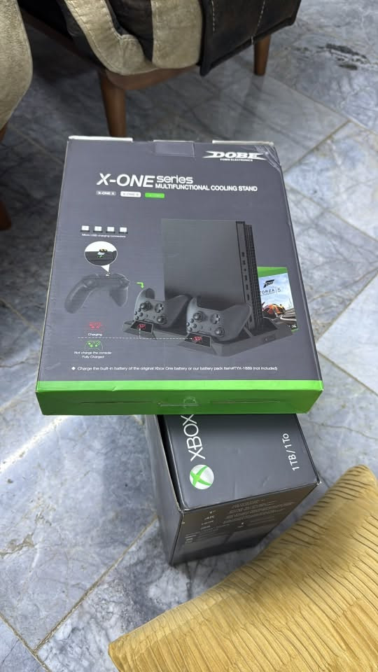 اكسبوكس ون اكس ذاكرة تيرا 4K جديد جداً وياه كل غراضه الاصليه وكارتونته و 17 قرص وستاند ومراوح وحساب بي العاب ايضاً كله جديد مكاني بغداد السيدية 
*********** واتساب
