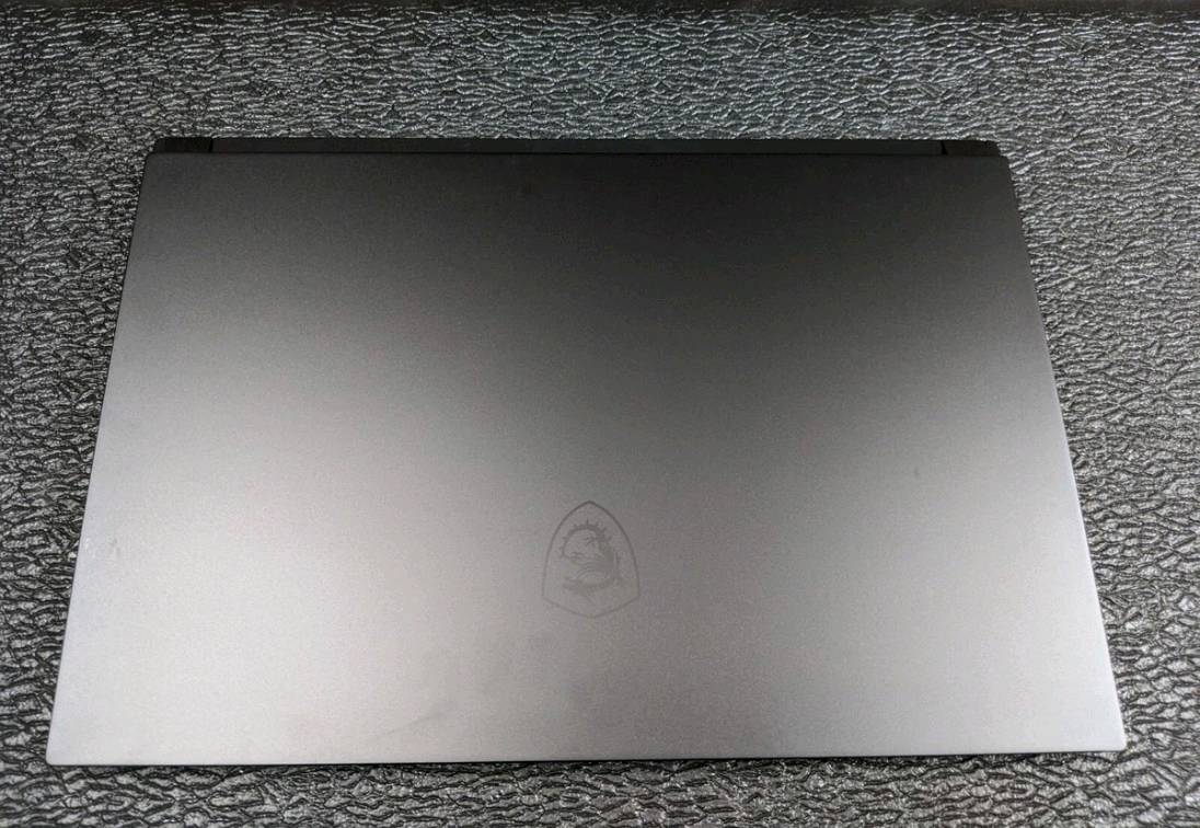 لابتوب العاب جيمنك: MSI Stealth GS66  
​المعالج (CPU): Intel Core i7-10750H (الجيل  العاشر، بقوة وكفاءة عالية جداً للألعاب والتطبيقات الثقيلة).
​الذاكرة العشوائية (RAM): 16 جيجابايت.  
​التخزين (Storage): قرص تخزين سريع جداً من نوع NVMe SSD.  حجم 500
​الشاشة (Display): شاشة فائقة السرعة بمعدل تحديث 240Hz Ultra Fast، تمنحك سلاسة فائقة في الحركة والألعاب.  
​كرت الشاشة (GPU): NVIDIA GeForce RTX (2070 8g super max q)
​نظام التبريد: نظام تبريد متطور وفعال Cooler Boost Trinity+ للحفاظ على حرارة مستقرة أثناء الضغط العالي.  
​البطارية: بطارية ضخمة بسعة 99.9 واط/ساعة
شنو الحالة العامة للجهاز هسه؟ بيه أي خدوش، ضربات، أو مشاكل مخفية غير اللي مبينة بالصور؟: 
نظافة فول
شكد صحة البطارية تقريباً؟ وتشتغل تقريباً شكد على الاستخدام العادي؟: 
صحتها 91%
الموقع بغداد ولايوجد لدي توصيل 