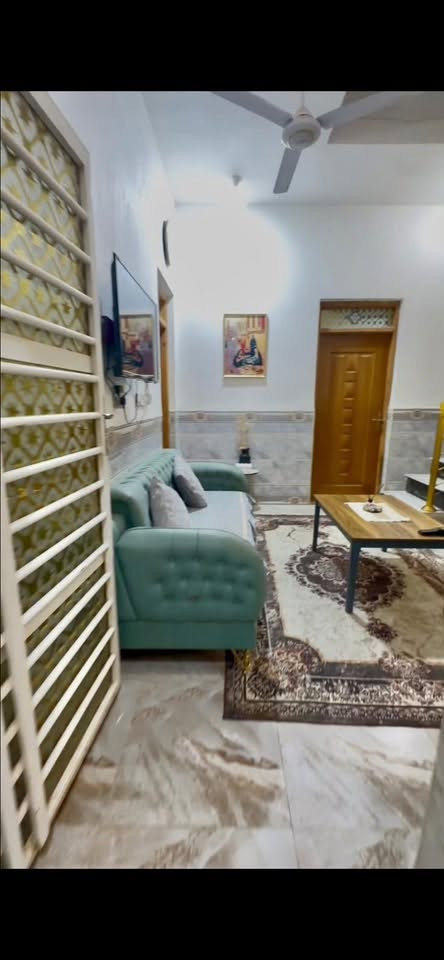 السلام عليكم عندي بيت بال3000 الاسكان الصناعي نهايه النزله الثانيه ثاني بيت عن الشارع الرئيسي نزله ال بو فياض البيت خلفي كونكريت بناء 2025 يتكون من ديوانيه وصاله ومطبخ وغرفه نوم ومنور وصحيات خارجيه وداخليه البيت يحتوي علئ خط مولد وتانكي وماطور جاهز للسكن للاستفسار *********** ايجاره 300 الف
