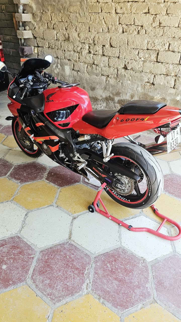 سلام وعليكم بطح لبيع   2001  F4i  رقم بسمي الدراجه مفتوه مجفته سعر 30 او بيه مجال مكاني البصره قضاء المدينه  الهوير رقمي ***********
