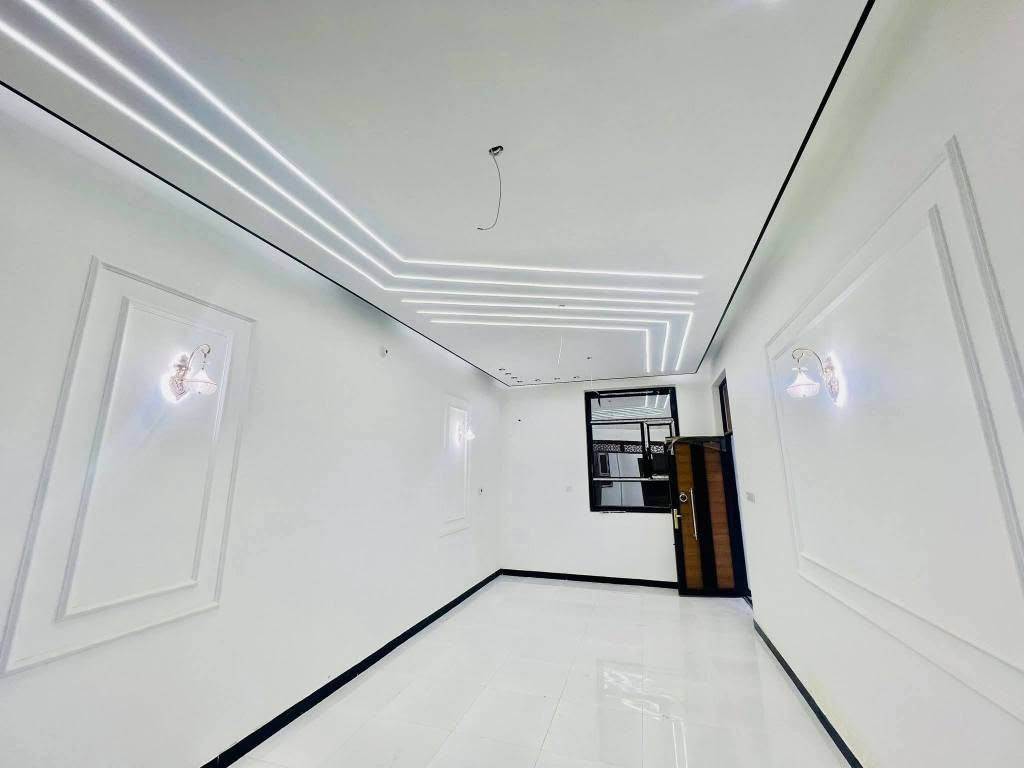 🏡دار للبيع ملحق قريه الغدير الاولي🏡
المساحة: 150 متر 

✅ #طابو_زراعي_سند_25_أقرار_محكمه

السعر: جداً مناسب 

الموقع: النجف ملحق قريه الغدير#قريب الشارع الرئيسي جداً عل اربع سايدات 

مواصفات البناء:

غرفتين نوم وصاله ومطبخ واستقبال حمامات داخليه وخارجيه وكراج 

بناء مرتب (أساس + سقف كونكريت + طابوك)

أرضية بورسلين أبو الـ 60

الخدمات:#بعد_عن_قريه الغدير م100حقيقي 

ماء كهرباء مدارس سوق تبليط مولد

للاستفسار والاتصال:

*********** النجف, العراق
