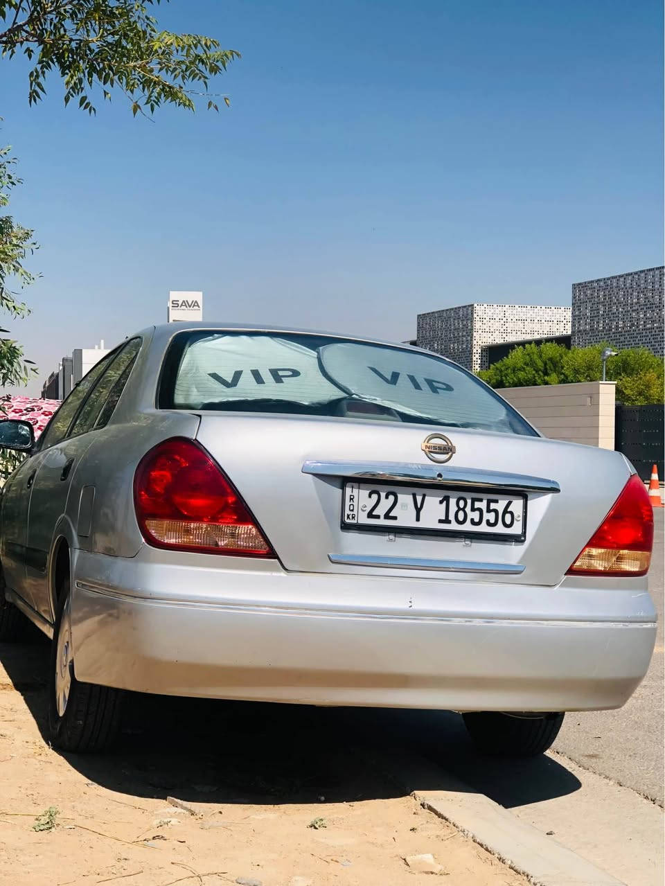 نیسان سەنی 2005 مەکینە گەورە گێر عادی مەکینە سپی 
تەکسی بوە هەر لای خۆم بوو کردمەوە خسوسی 
تەقە و رەقە و تەبرید هەموه بەشەرت جرکەی تیدا نیە 
جەمپەکی پشتی هەیە پیشی حیساب بکە هیجی نیە 
یەک پارجەی نەگۆرایە هەموی بەشەرتە 
سەقف و ناوشان و ئەو بابەتانە هەموی بەشەرتە قۆپیشی نیە 
ژینگە و سەنەوی 2029 
65 کەمیک مەجالی تیدایە 
موشتەری تیڵ بکا 
*********** 
واساب فایبەر أربيل, العراق
