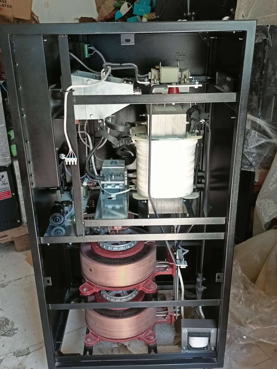 منظمات الفولتية (رافعات فولتية) 250 kva  ثري فيز تركي منشا بموصفات خاصة بنا و جودة عالية مع ضمان لمدة عام و توفير جميع قطع الغيار 
 مناسبة للمعامل و مشاريع المياه و مستشفيات و مراكز الصحية 
🔹 منظمات فولتية احترافية بتصميم صناعي قوي، مصممة لتثبيت الجهد الكهربائي وحماية المعدات من تذبذبات وانخفاض وارتفاع الفولتية.
✅ تثبيت واستقرار الجهد الكهربائي
✅ حماية المعدات من تذبذب الفولتية
✅ تصميم صناعي متين للتشغيل المستمر
✅ نظام تبريد بالمراوح
✅ مناسبة للمصانع والورش والمشاريع والمعدات الكهربائية
✅ شاشة ومؤشرات لمتابعة حالة التشغيل
✅ متوفرة بعدة قدرات ومواصفات
🏭 حل عملي لاستقرار الطاقة وحماية معداتك الكهربائية.
🔴 High Power | هاي باور الوكيل الحصري 
للمنظمات الفولتية ARTI Regulator في العراق

📞 للاستفسار عن القدرات والأسعار والتجهيز تواصل معنا: ***********
العنوان: السليمانية - كلار
#HighPower #هاي_باور #ARTI
 #ARTIRegulator #VoltageStabilizer #VoltageRegulator #منظم_فولتية #منظمات_الفولتية #مثبت_فولتية #حماية_الأجهزة #كهرباء #كهرباء_صناعية #معدات_كهربائية #مصانع #ورش #مشاريع_صناعية #العراق #كوردستان #السليمانية #كلار #Iraq #Kurdistan #Sulaymaniyah #Electrical #IndustrialElectrical #PowerProtection
