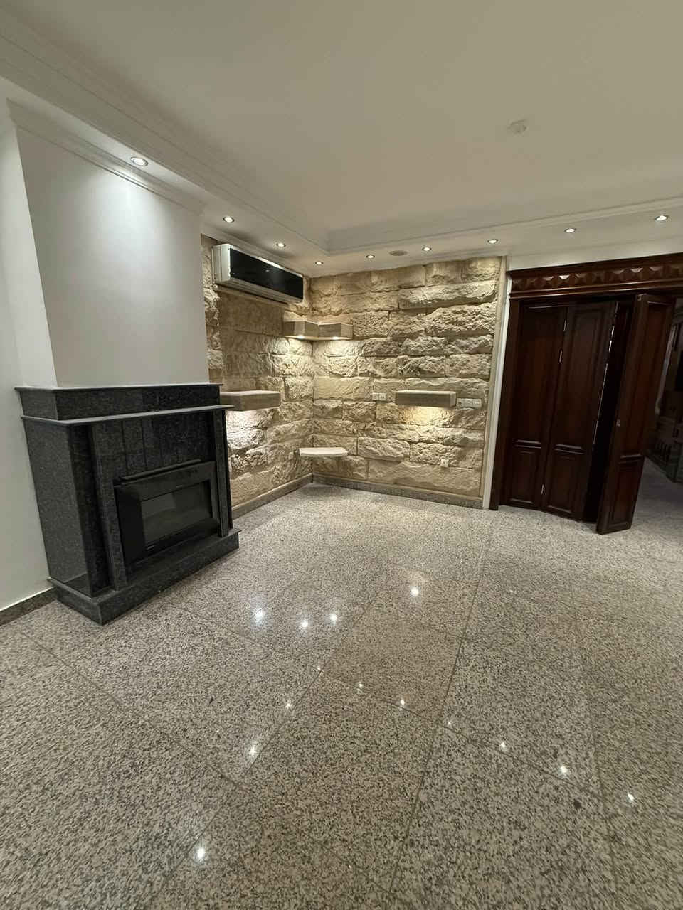 🔱 دار حديث لـلايـجـار في عرصات الهنديه  🔱

♦️ الـمــســاحــه :  180 مــتــر 

✨ للشركات  -  مكاتب تجاريه

🛑 يـحـتـوي الـدار عـلــى  : 

-  كراج  يتسع ل3 سيارات 

- صاله و غرف النوم عدد 4 وحمامات عدد 6 

- مطبخ حار ومطبخ بارد مجهز بسبالت

- بـدل الايـجـار سـنـوي حـصـراً عـنـد الاتـصـال 

#المهندس_عمر_الزيدي  ☎️

***********   -    ***********

- نـسـتـقـبـل كـافـه العروض التجاريه والسكنية في الكراده والجادريه والعرصات الهندية 
#ايجار
#كراده
#شركات
#منازل

- عنوان الشركة دار السلطان في العرصات الهندية مجاور فندق بلوم

