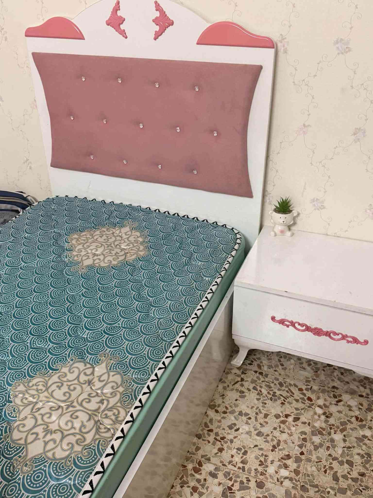 اثاث للبيع غرفة نوم قنبات
سعر خاص ***********
