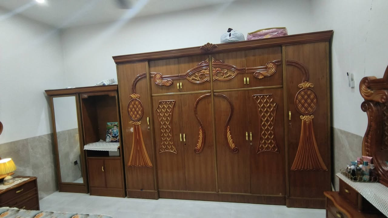 سلام عليكم غرفة اخشاب سبع قطع نضيفة بيها ضرر بسيط بجرارات مكاني بغداد للأستفسار اتصل على رقم ***********
